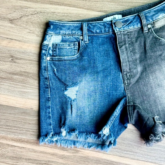 CAbi Park Colorblock Denim Shorts Distressed Frayed Hems Stretch Size 2 - Picture 9 of 15